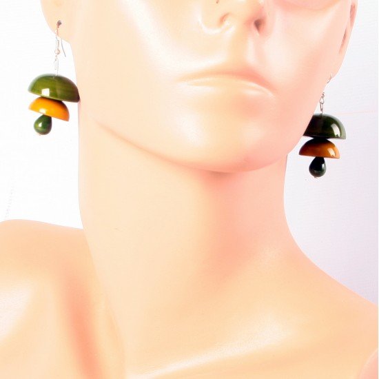 Lacquered wood earring in green