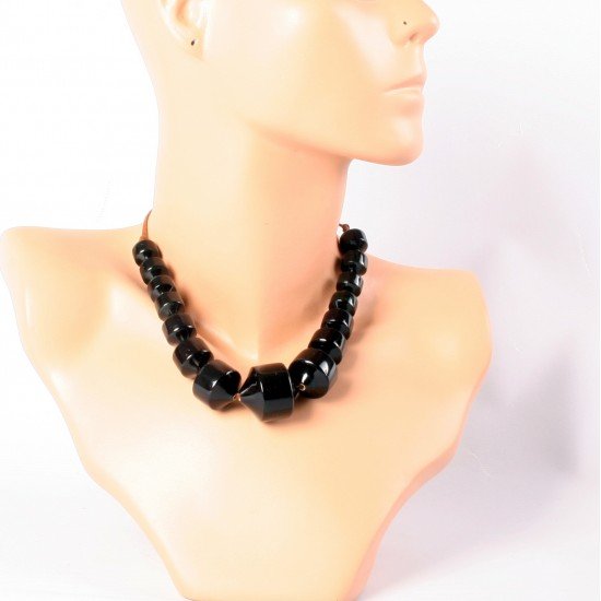 Lacquered wood necklace in black